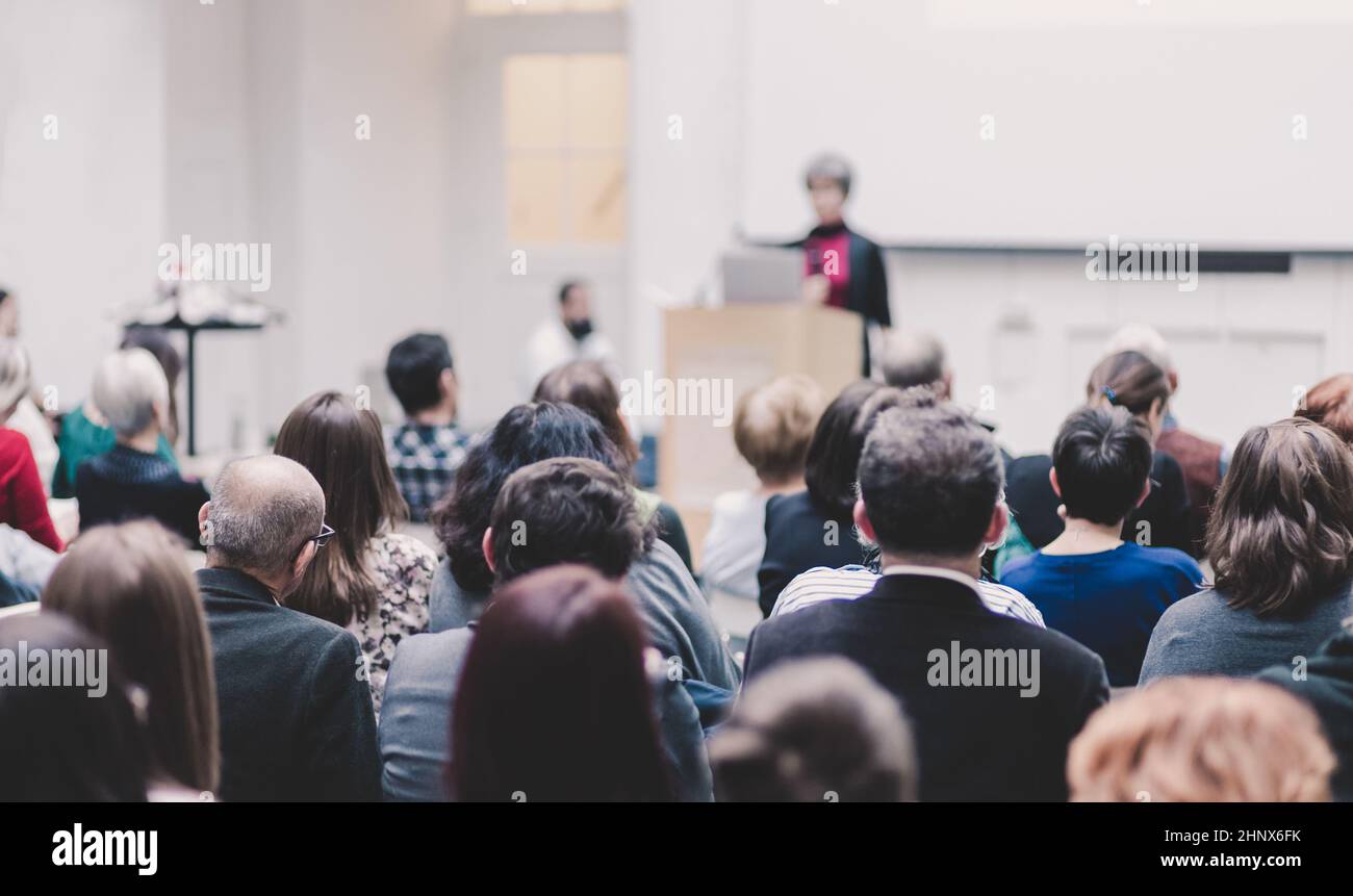 Colloque L'entreprise et à l'entrepreneuriat. Le président femme faire une présentation à une réunion d'affaires. Public dans la salle de conférence. Vue arrière de la partie non reconnue Banque D'Images