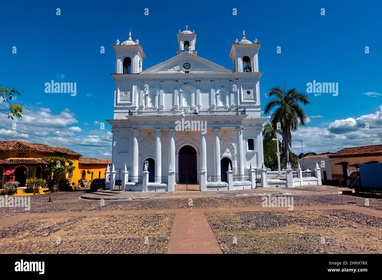 Extérieur de la belle église coloniale Santa Lucía à Suchitoto, El Salvador Banque D'Images