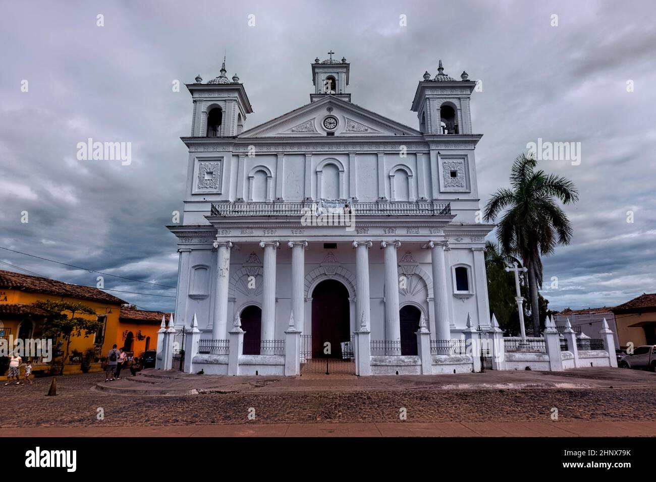 Extérieur de la belle église coloniale Santa Lucía à Suchitoto, El Salvador Banque D'Images