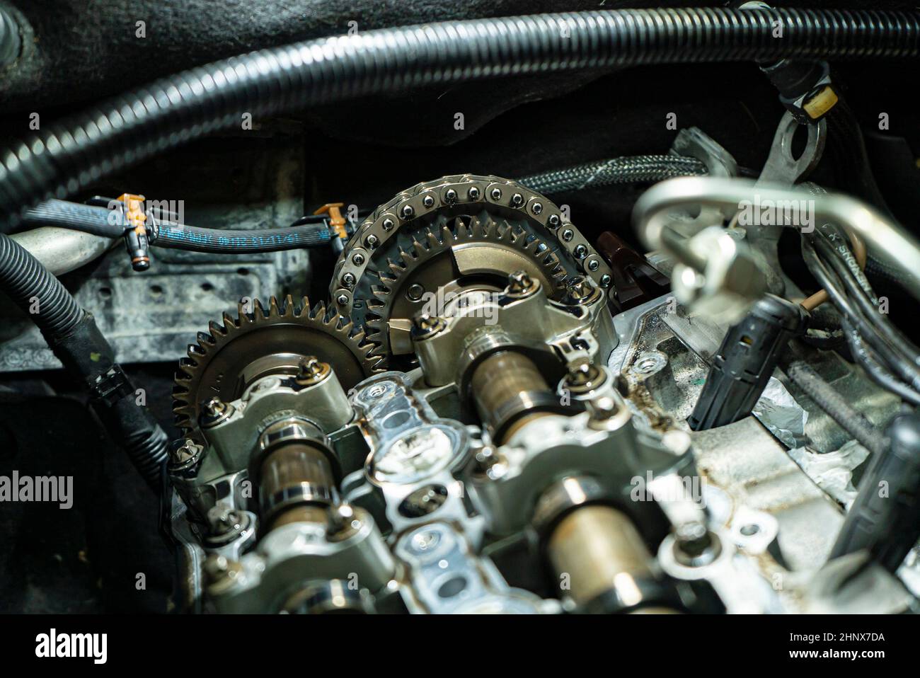 Détail de la chaîne de distribution du moteur du véhicule démonté pour  entretien Photo Stock - Alamy