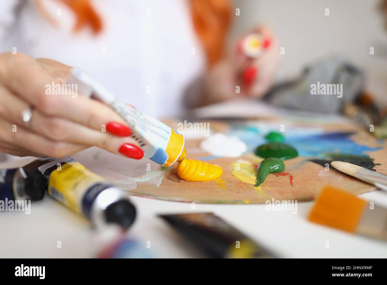 Une artiste presse la peinture pour dessiner de près Banque D'Images