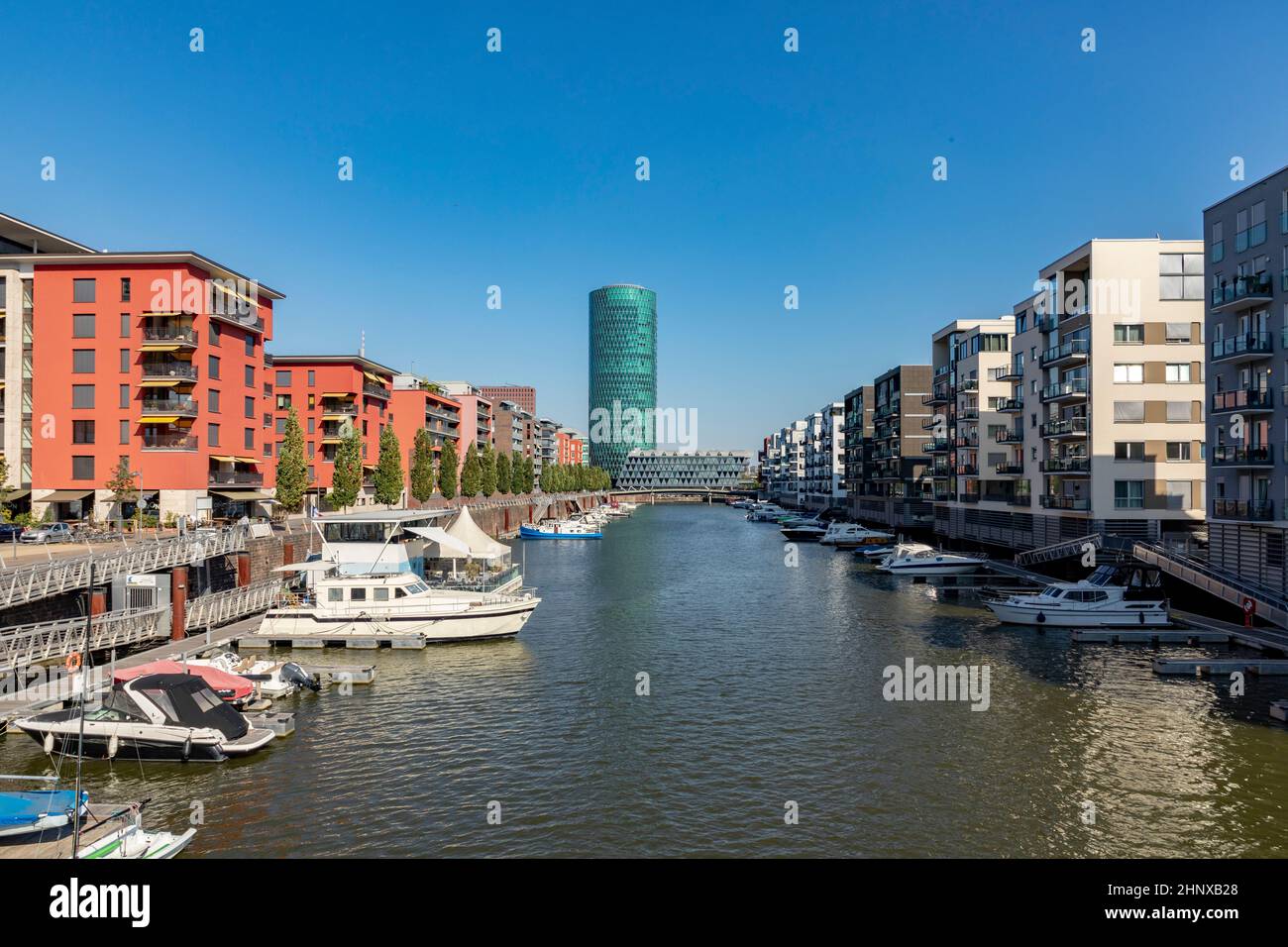 La tour Westhafen et des appartements privés à Francfort, en Allemagne, sous le ciel bleu Banque D'Images