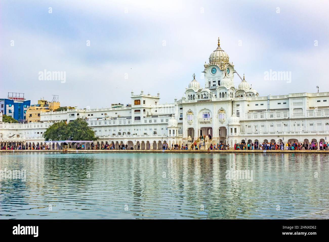 Les gens visitent le Harimandir Sahib au complexe du temple d'Or, Amritsar - Inde Banque D'Images