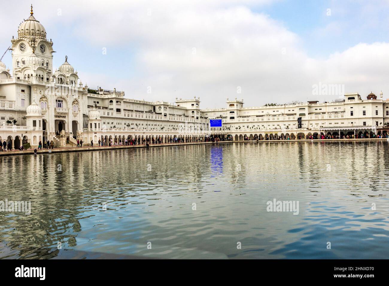 Les gens visitent le Harimandir Sahib au complexe du temple d'Or, Amritsar - Inde Banque D'Images