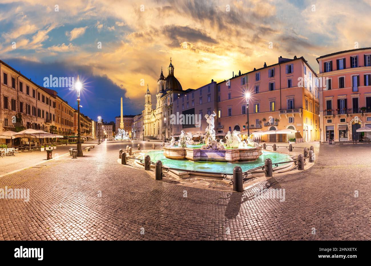 Fontaine de Neptune sur la Piazza Navona au coucher du soleil, Rome, Italie. Banque D'Images