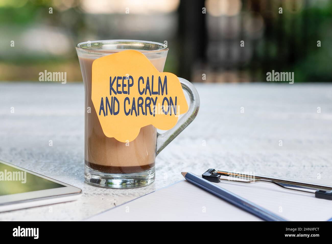 Texte montrant l'inspiration Keep Calm and Carry On, slogan d'approche d'affaires appelant à la persistance face de défi café extérieur et boutique de rafraîchissements Banque D'Images