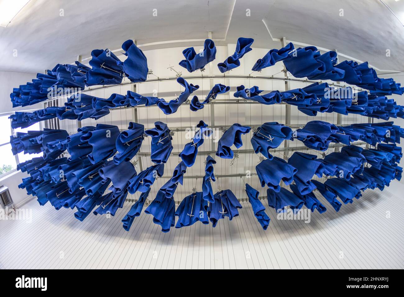 Les travailleurs bleu à suspendre des vêtements le plafond dans une installation minière Banque D'Images