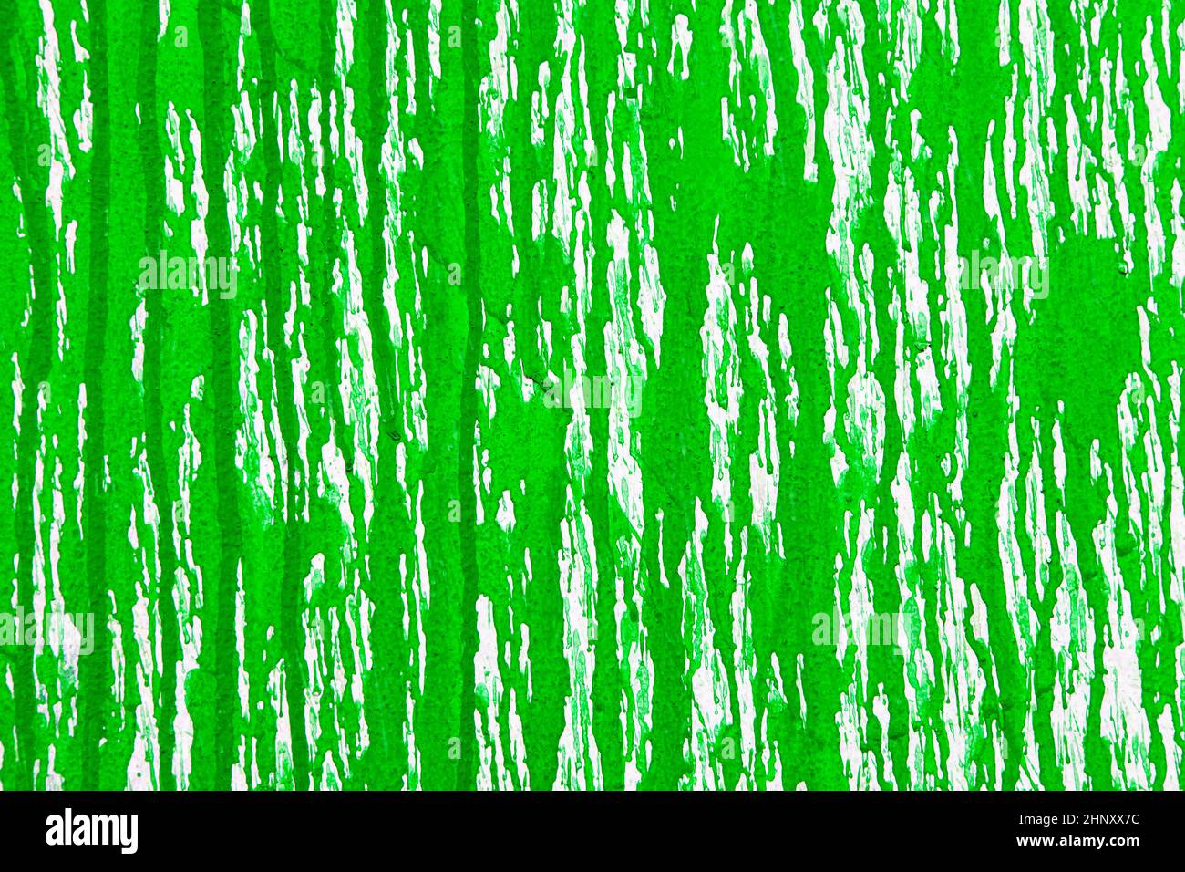 Peinture verte sur un mur blanc abstrait couleur grunge texture d'arrière-plan Banque D'Images