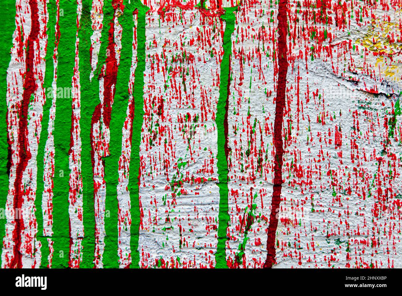 Peinture verte et rouge sur un mur blanc abstrait couleur grunge texture d'arrière-plan Banque D'Images