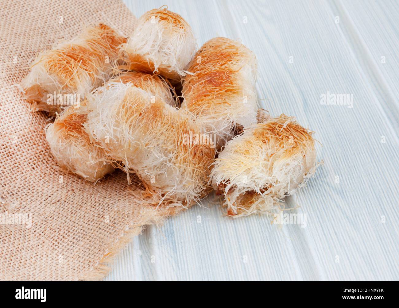 Kataifi un dessert grec aimé par d'autres régions des Balkans et du Middel est. Fines brins de pâte spéciale farcis avec des noix et recouverts de sirop. Banque D'Images