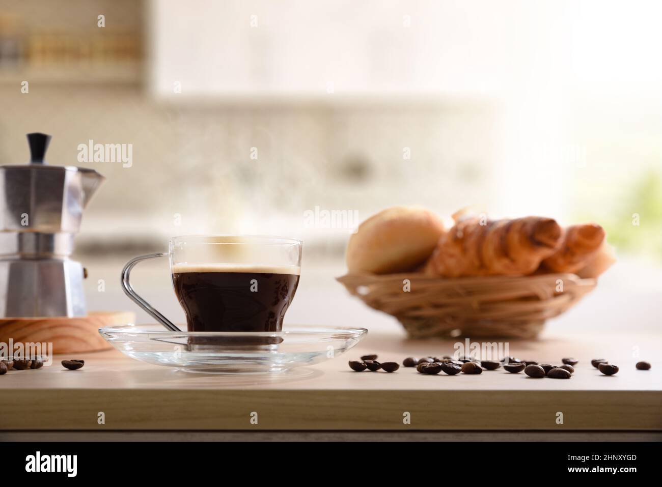 Café italien pour le petit-déjeuner sur le banc de cuisine avec cafetière et panier avec pâtisseries dans la cuisine. Vue avant. Composition horizontale. Banque D'Images