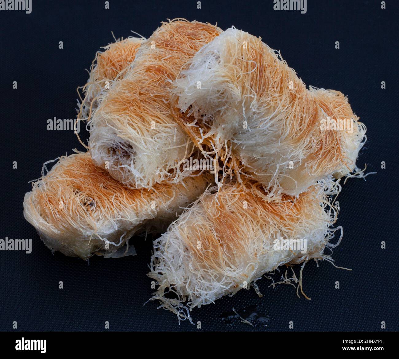 Kataifi un dessert grec aimé par d'autres régions des Balkans et du Middel est. Fines brins de pâte spéciale farcis avec des noix et recouverts de sirop. Banque D'Images