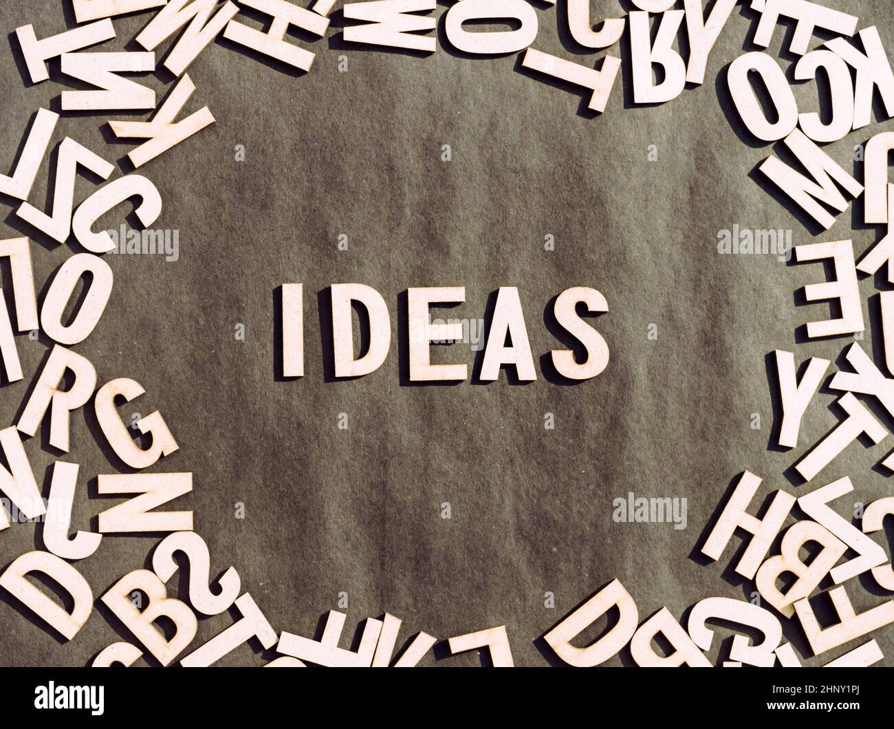 Idées de travail en bois Cube lettres d'alphabet vue de dessus sur Un papier rustique fond. Banque D'Images