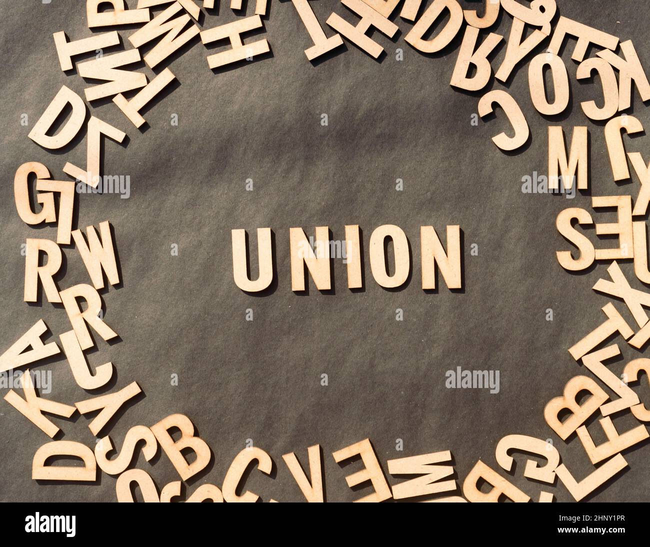 Mot Union en cube en bois lettres Alphabet vue de dessus sur Un papier rustique arrière-plan. Banque D'Images