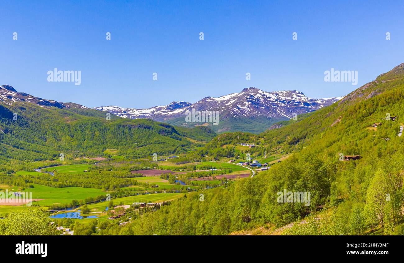 Belle vallée paysage panorama Norvège de Hemsedal Skicenenter avec neigé dans les montagnes en été. Banque D'Images