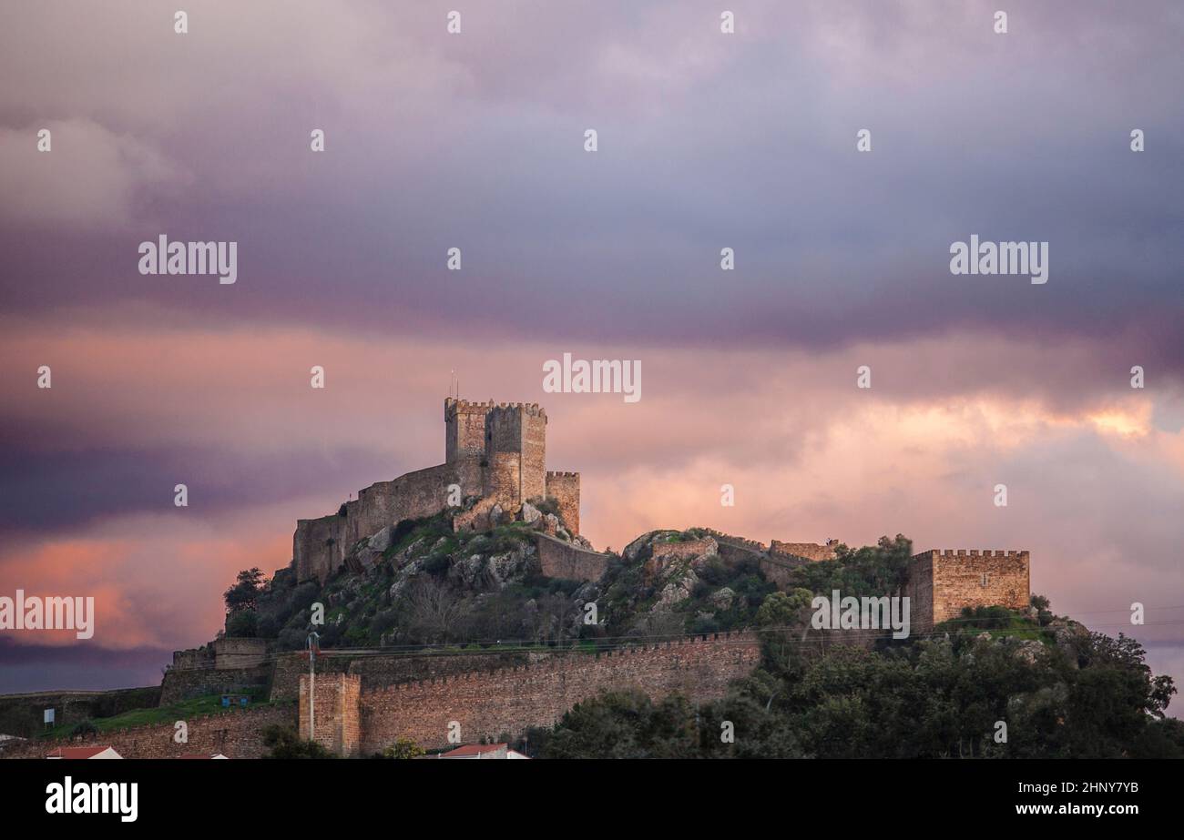 Luna Castle en hiver.Pris un coucher de soleil violet jour nuageux.Alburquerque, Estrémadure, Espagne Banque D'Images