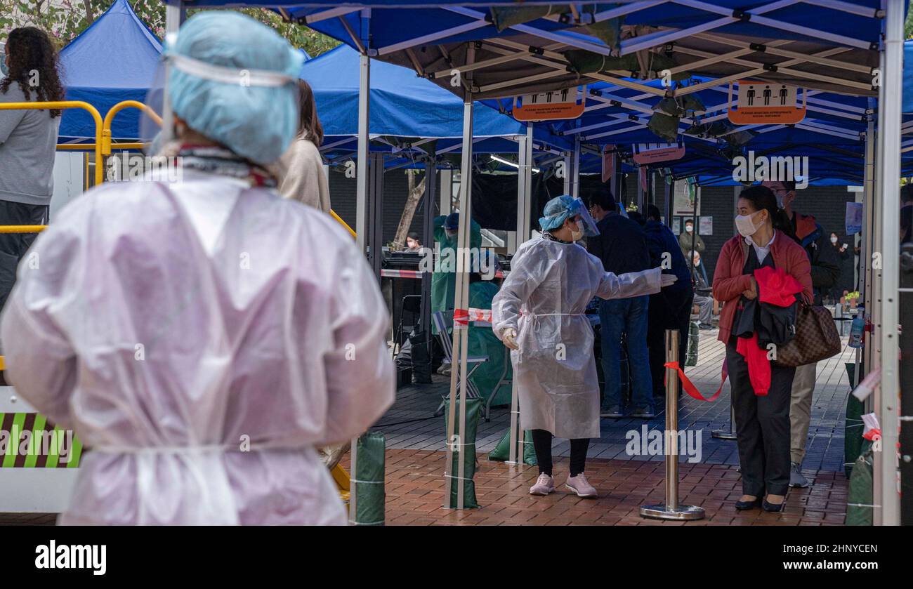 Hong Kong, Chine. 17th févr. 2022. Les citoyens font la queue pour les tests COVID-19 dans une station d'essai mobile à Hong Kong, dans le sud de la Chine, le 17 février 2022. Crédit: Lui Siu Wai/Xinhua/Alay Live News Banque D'Images