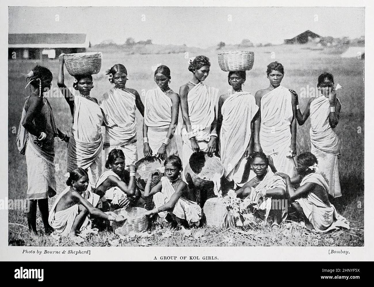 Un groupe de filles de Kol des races vivantes de l'humanité : Un récit illustré populaire des coutumes, des habitudes, des activités, des fêtes et des cérémonies des races de l'humanité dans le monde Volume 1 par Sir Harry Hamilton Johnston, Henry Neville Hutchinson, Richard Lydekker et Dr. A. H. Keane publié Londres : Hutchinson & Co. 1902 Banque D'Images