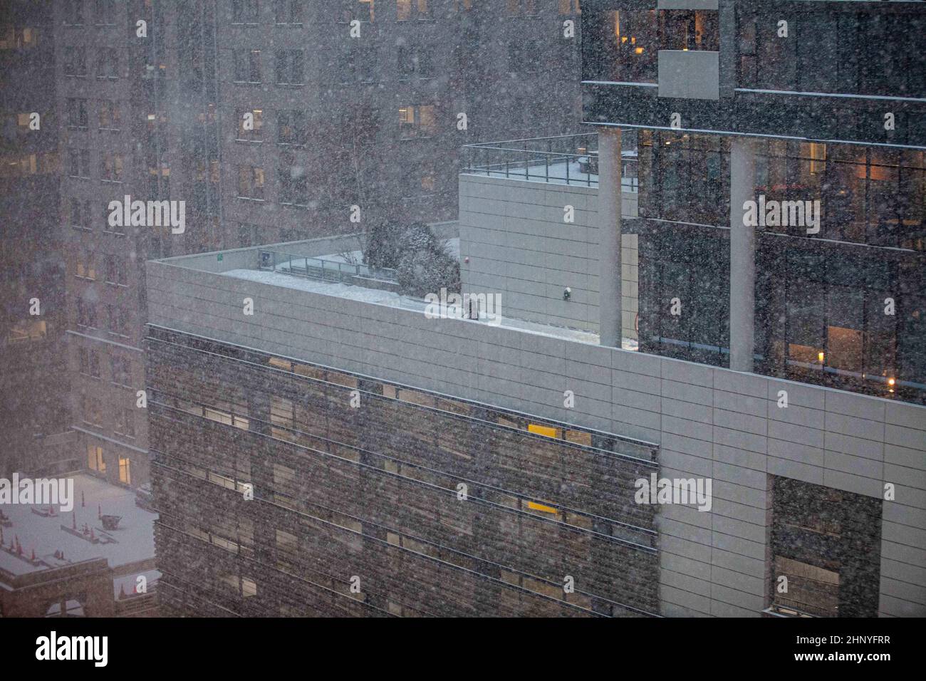 Chicago, États-Unis. 17th févr. 2022. Le 17 février 2022, un ouvrier pelle une terrasse sur le toit dans un bâtiment du centre-ville de Chicago, aux États-Unis. Un système de tempête hivernale aux vents violents a frappé le centre des États-Unis jeudi. Credit: Vincent D. Johnson/Xinhua/Alay Live News Banque D'Images