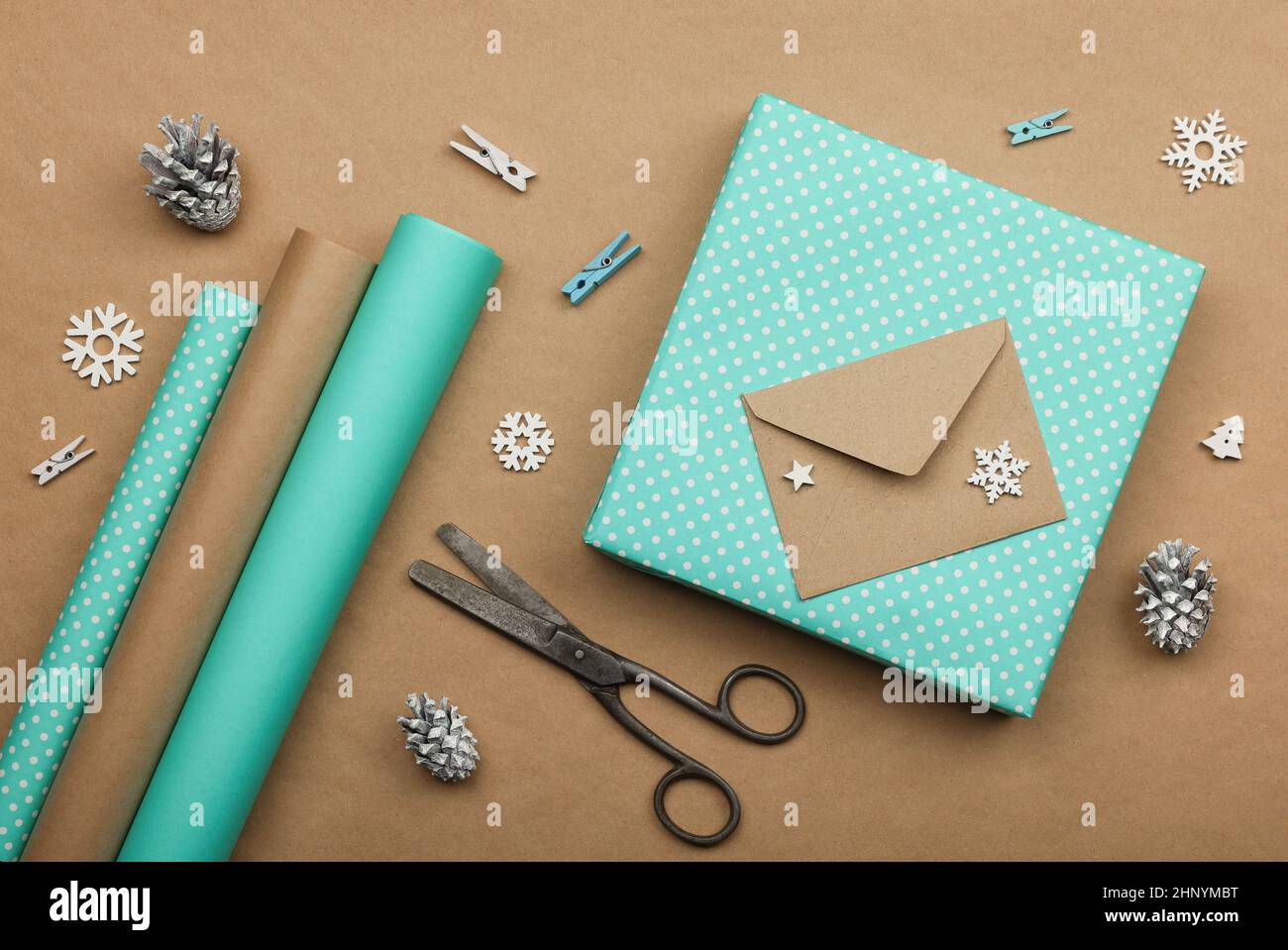 Gros plan emballage et emballage des boîtes-cadeaux de Noël avec papier bleu, vue en grand angle Banque D'Images