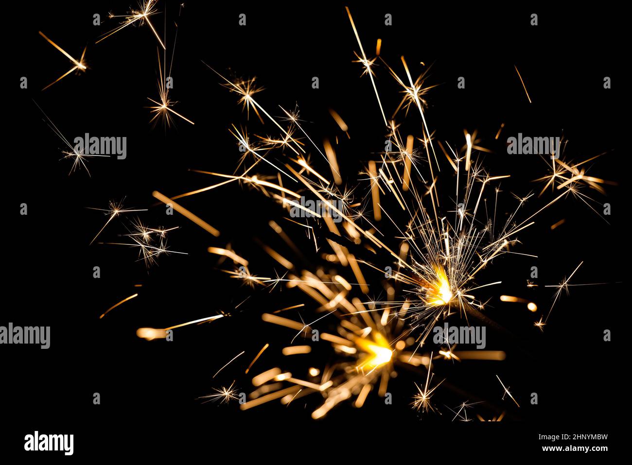 Gros plan ggroup de plusieurs feux d'artifice lumineux sur noir, arrière-plan pour Noël, mariage et jour de l'indépendance, vue latérale en angle bas Banque D'Images