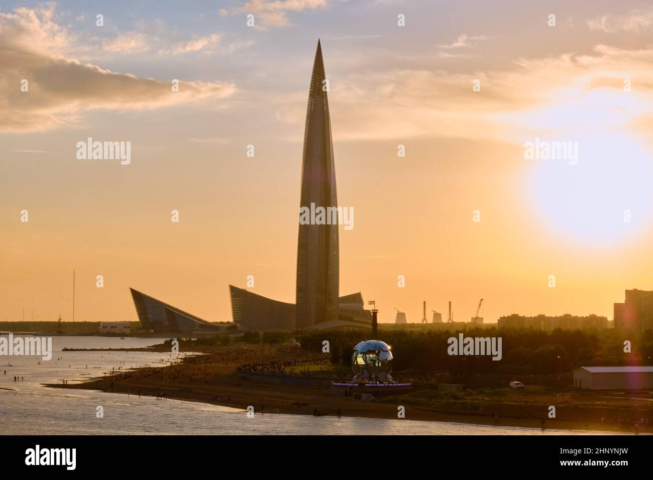 Saint-Pétersbourg, Russie - 09 juin 2021 : Lakhta Centre et le golfe de Finlande au coucher du soleil. Banque D'Images