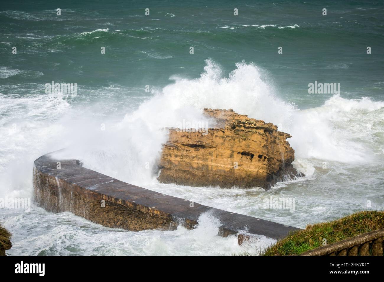 Barrage de Gamaritz et bord de mer pendant une tempête. Ville de Biarritz, France Banque D'Images