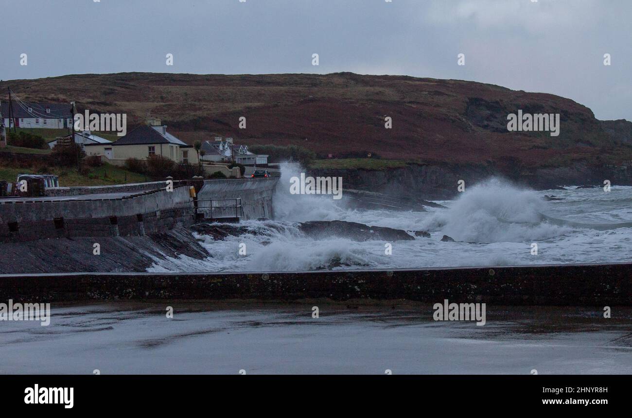 Vagues de tempête se brisant au-dessus du mur de mer Tragumna West Cork Irlande Banque D'Images