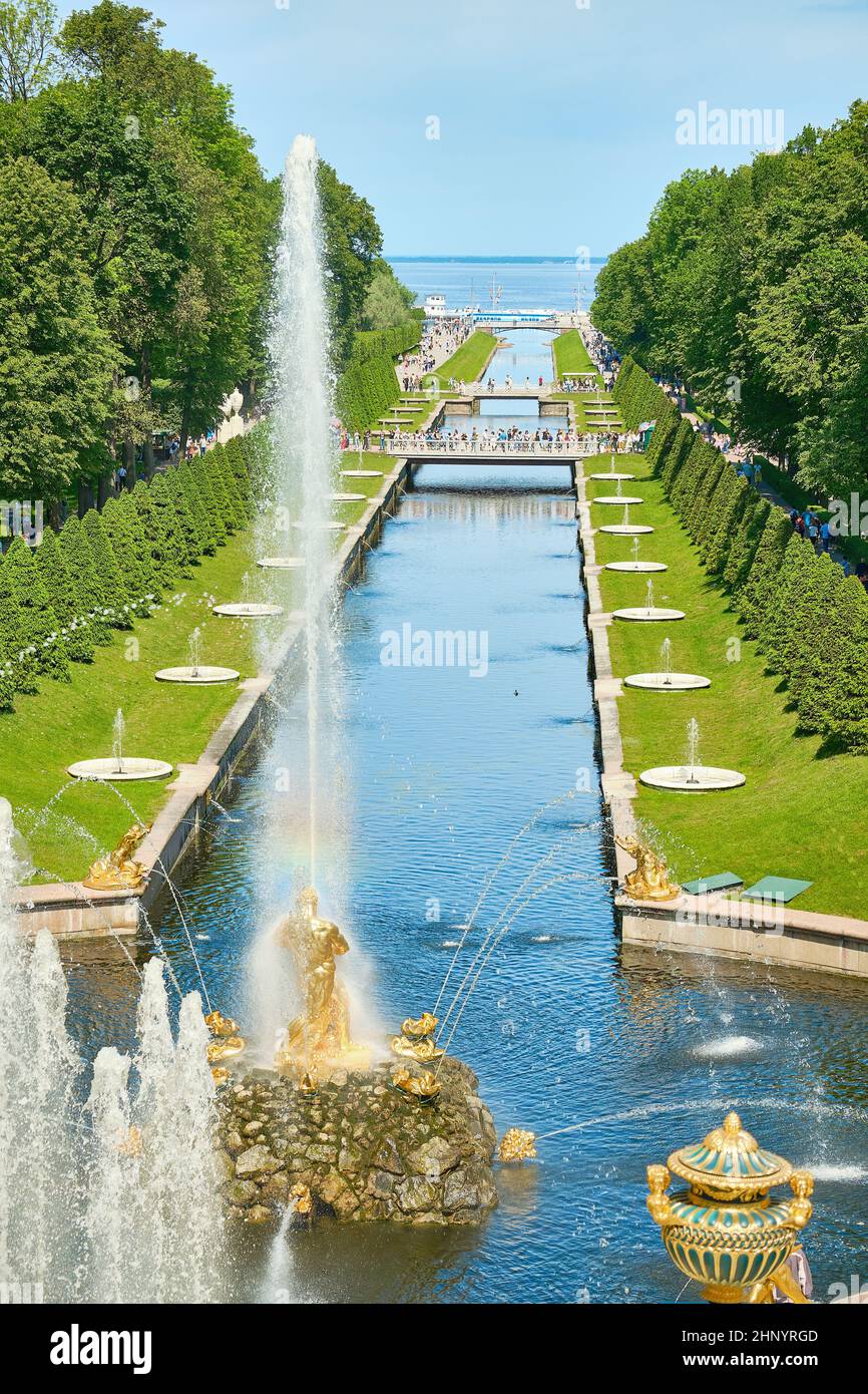 Saint-Pétersbourg, Russie - 09 juin 2021 : fontaines de la réserve du musée d'État Peterhof Banque D'Images