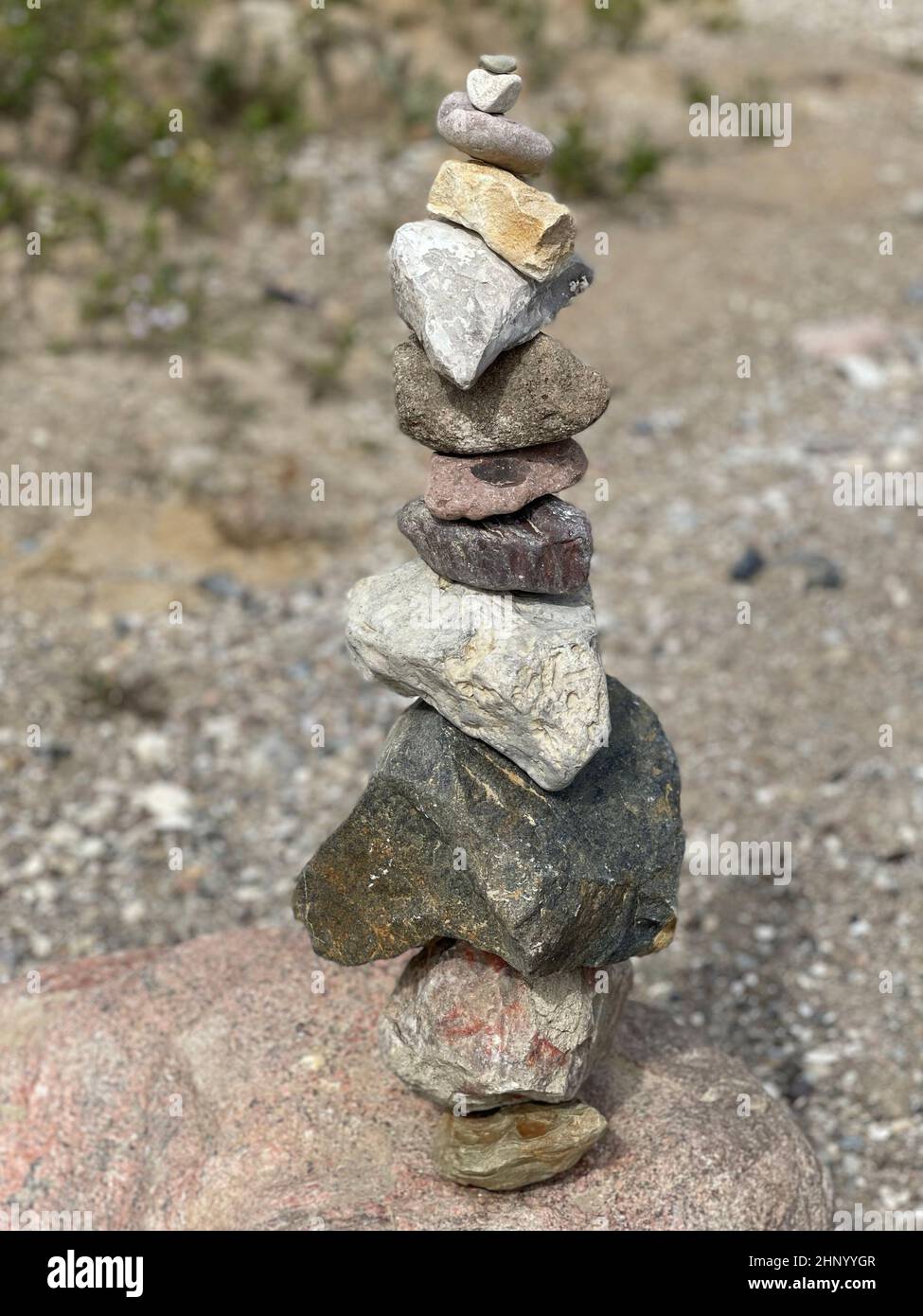 Les pyramides en pierre sont des pierres empilées de différentes tailles. Banque D'Images