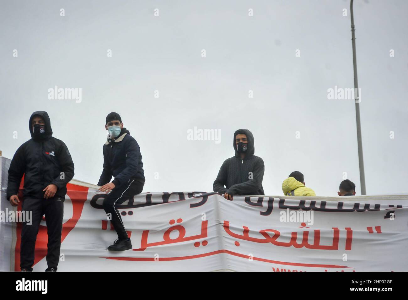 Tunis, Tunisie. 17th févr. 2022. Grand Tunis, Tunisie. 17 février 2022. Les partisans du club de football Africain manifestent pour la mort du fan de football Omar Abidi, devant le Tribunal de première instance de la ville tunisienne de Ben Arous. Omar Abidi, 19 ans, s'est noyé dans un ruisseau près du stade des Rades en 2018, à la suite d'un match entre les équipes du Club Africain et de l'Olympique Medenine. Crédit : ZUMA Press, Inc./Alay Live News Banque D'Images