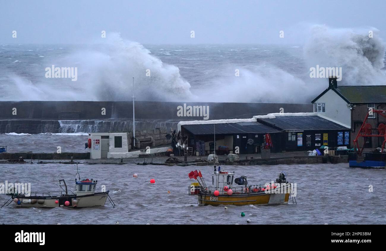 Vagues crash contre la Cobb dans Lyme Regis, Dorset ouest, comme la