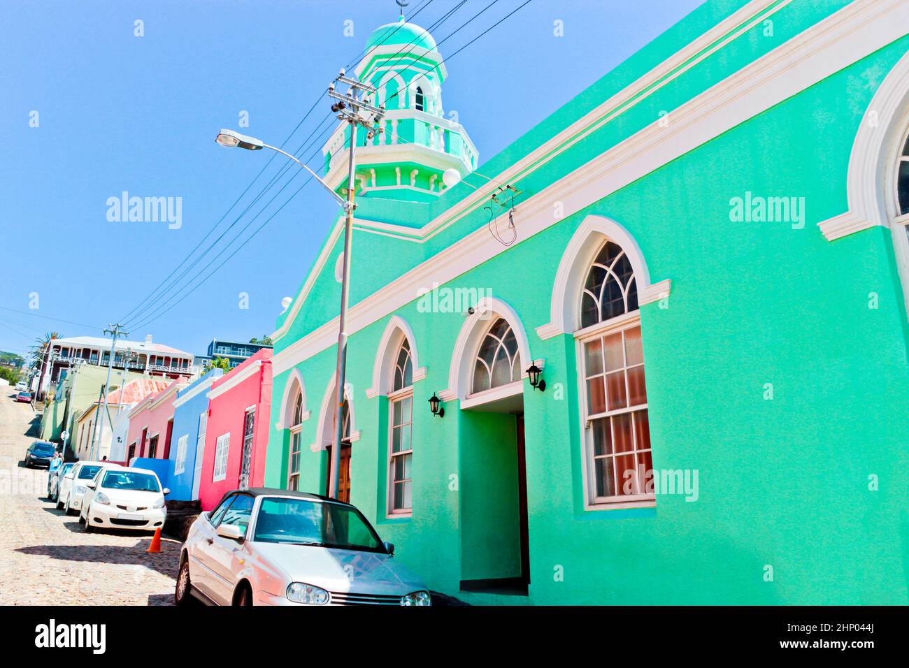 De nombreuses maisons colorées dans le quartier Bo Kaap à Cape Town, Afrique du Sud. Banque D'Images