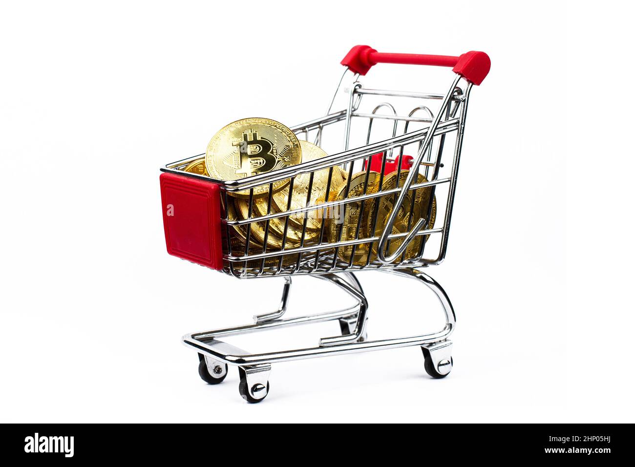 vue latérale gros plan crypto-monnaie concept de panier de marché plein de  pièces de crypto en bitcoin dorées isolées sur fond blanc Photo Stock -  Alamy