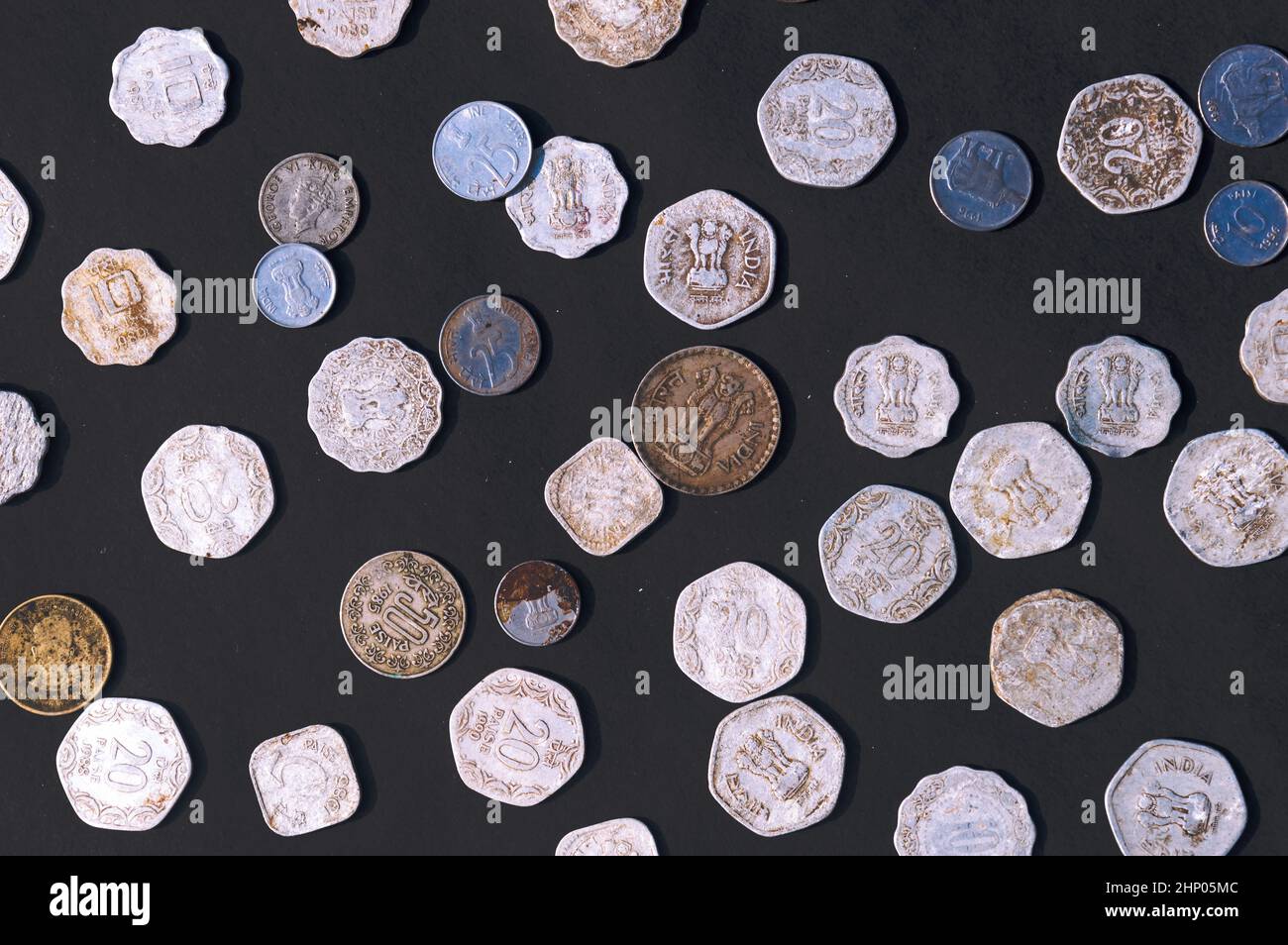 Mélange d'ancienne monnaie indienne ancienne et obsolète Rupee au sol rustique.Plein format.Vue du dessus de la table.Gros plan Banque D'Images