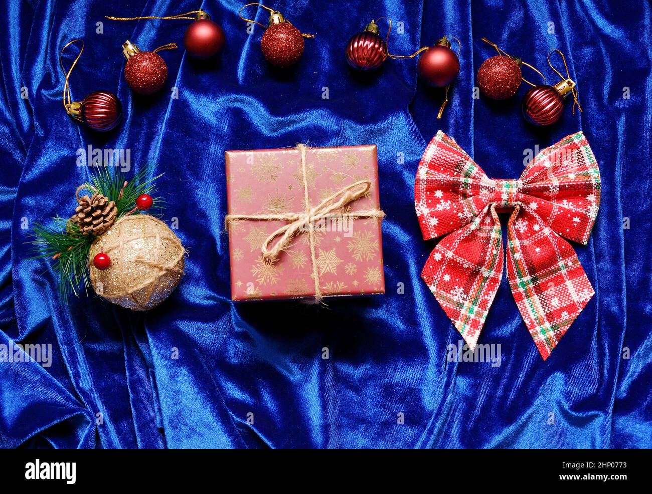 Décorations de Noël et cadeau sur fond bleu Banque D'Images