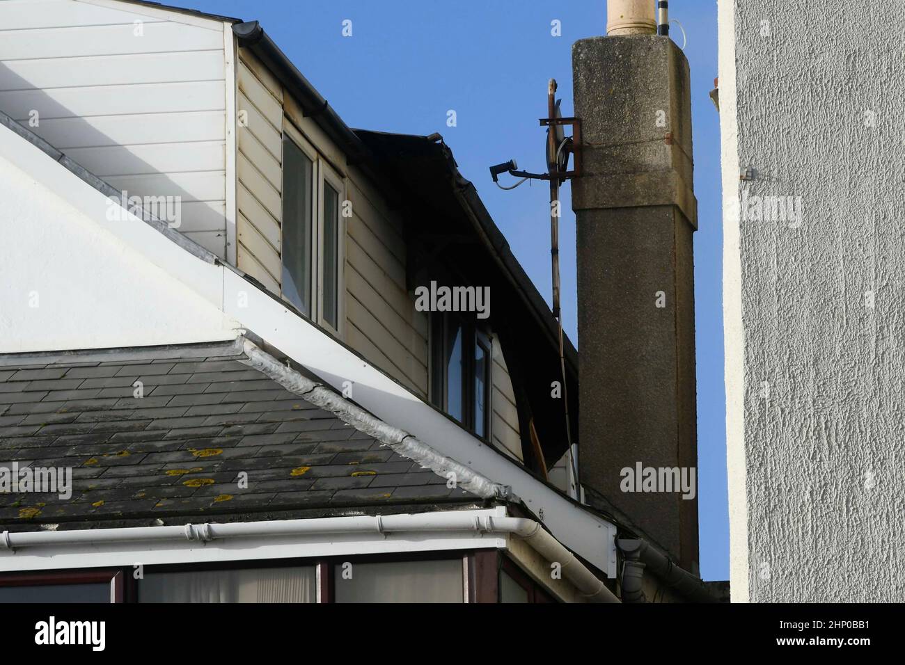 Lyme Regis, Dorset, Royaume-Uni. 18th février 2022. Météo Royaume-Uni. Tempête gale vents de force de la tempête Eunice endommager un toit sur une maison à Lyme Regis dans Dorset. Crédit photo : Graham Hunt/Alamy Live News Banque D'Images