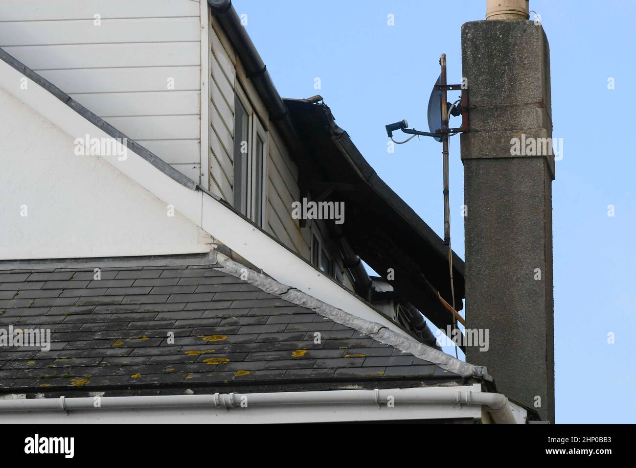 Lyme Regis, Dorset, Royaume-Uni. 18th février 2022. Météo Royaume-Uni. Tempête gale vents de force de la tempête Eunice endommager un toit sur une maison à Lyme Regis dans Dorset. Crédit photo : Graham Hunt/Alamy Live News Banque D'Images
