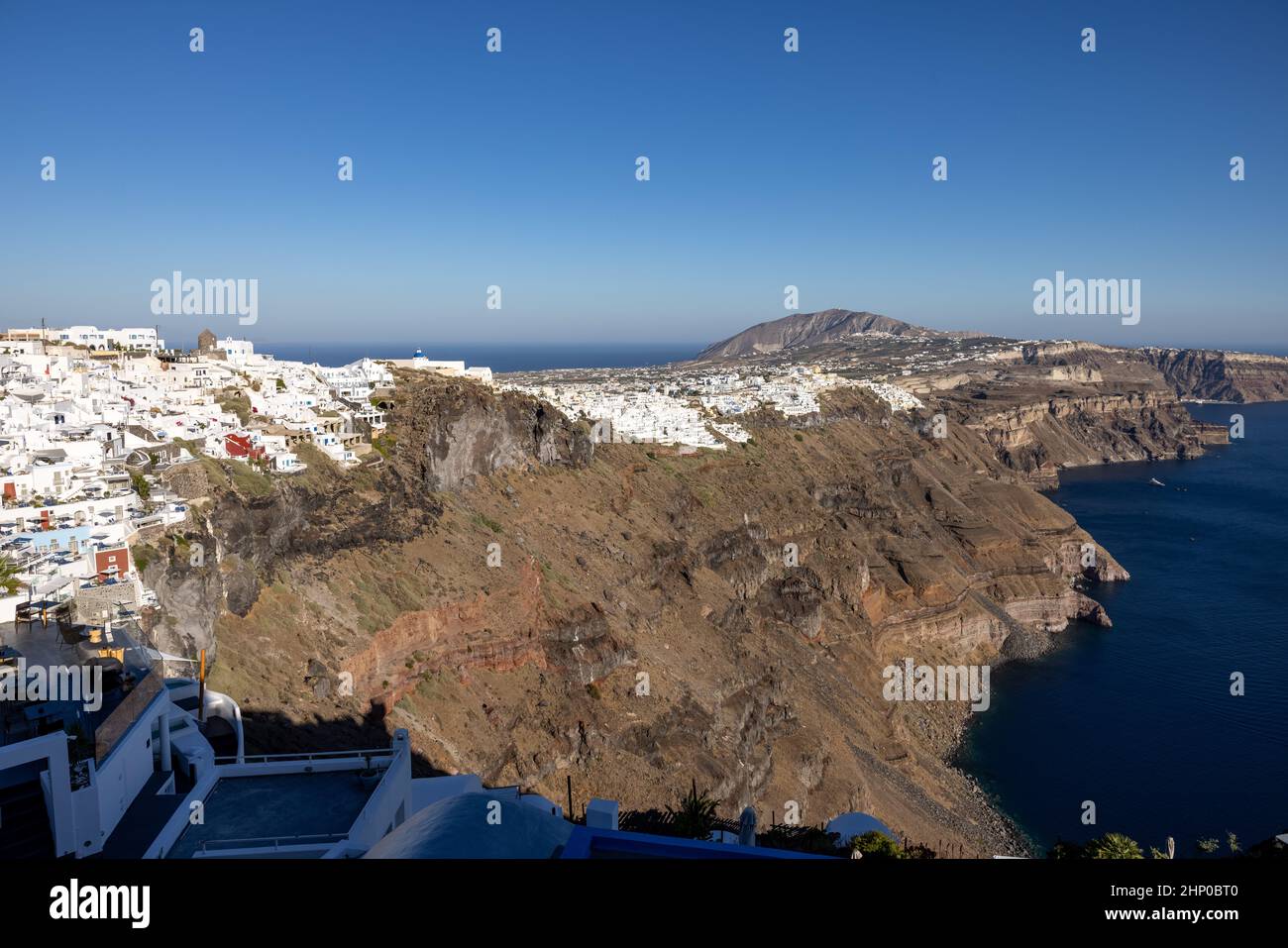 Vue panoramique sur les falaises de la caldeira de Santorini depuis le village d'Imerovigli sur l'île de Santorini, Grèce Banque D'Images