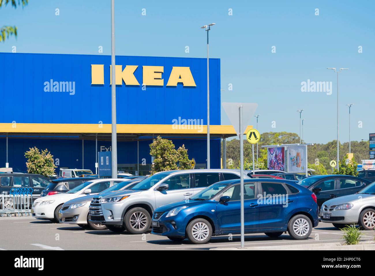 La marque IKEA en jaune sur fond bleu reflétant son héritage suédois, à l'extérieur de son magasin à Marden Park, Sydney, Australie Banque D'Images