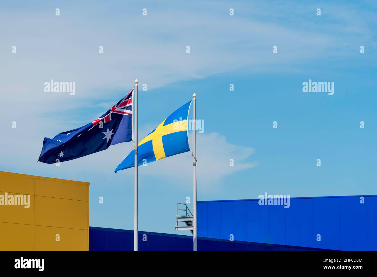 Les drapeaux nationaux suédois et australien survolent un magasin IKEA à Marden Park, Sydney, Nouvelle-Galles du Sud, Australie Banque D'Images