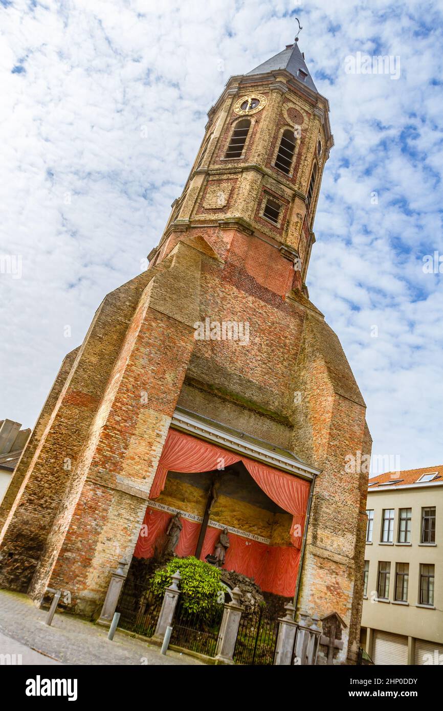 Peperbusse. Tour médiévale de l'église St Pierre brûlée. Tour de l'église avec horloge dorée sur la façade. Ostende, Belgique Banque D'Images