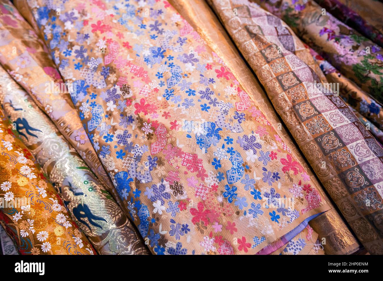 Kyoto, Japon - 09 novembre 2018 : matériel à vendre kimono dans un marché dans la ville de Kyoto, au Japon. Kimono textiles peuvent être classés en deux Banque D'Images