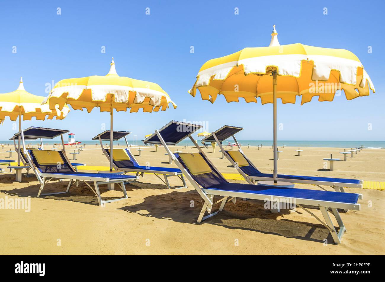 Parasols et chaises longues - Plage de Rimini - été italien Photo Stock -  Alamy
