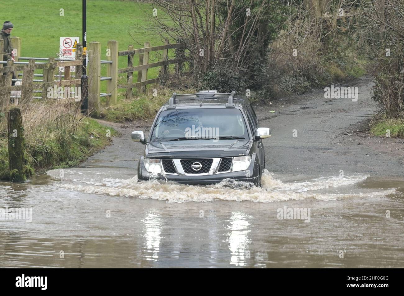 Birmingham, Royaume-Uni. 18 février 2022. La tempête Eunice a perturbé Birmingham, en Angleterre, lorsque des pluies torrentielles ont frappé la région et le pays le 18 février 2022. Des pilotes 4x4 ont été capturés en train de négocier un ford inondé à Hall Green, Birmingham, malgré un panneau d'avertissement clignotant « attention ne pas traverser ». Crédit : arrêtez Press Media/Alamy Live News Banque D'Images