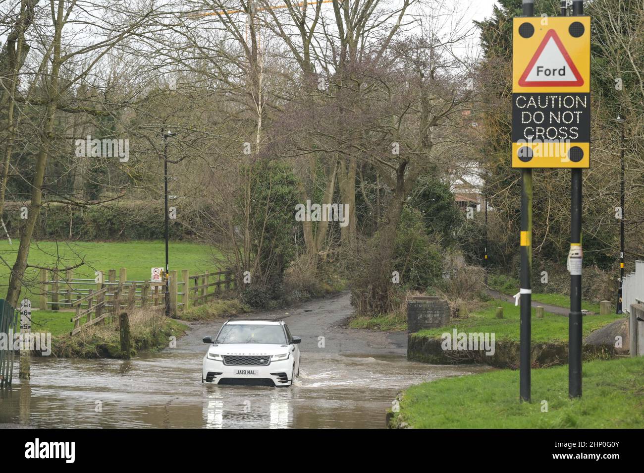 Birmingham, Royaume-Uni. 18 février 2022. La tempête Eunice a perturbé Birmingham, en Angleterre, lorsque des pluies torrentielles ont frappé la région et le pays le 18 février 2022. Des pilotes 4x4 ont été capturés en train de négocier un ford inondé à Hall Green, Birmingham, malgré un panneau d'avertissement clignotant « attention ne pas traverser ». Crédit : arrêtez Press Media/Alamy Live News Banque D'Images