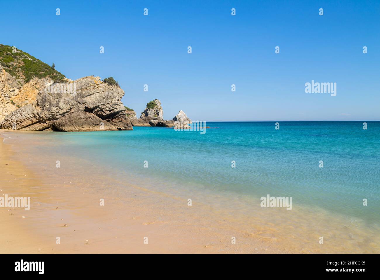 Ribeiro do Cavalo Paradise Beach dans le parc naturel d'Arrabida à Sesimbra, Portugal Banque D'Images