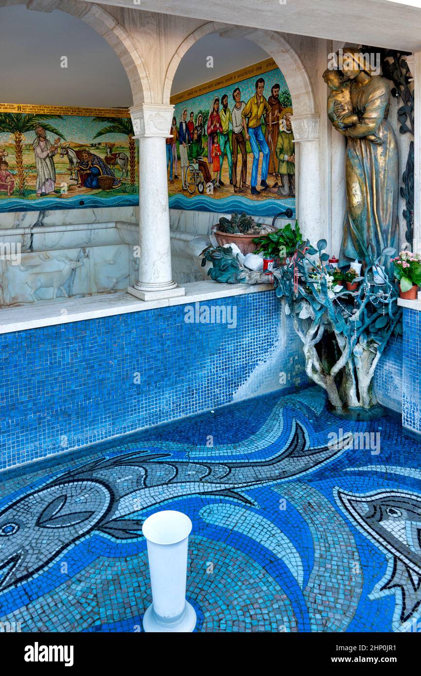 Fontaine d'eau de source miraculeuse dans le Sanctuaire Madonna de la splendeur à Giulianova, Italie Banque D'Images