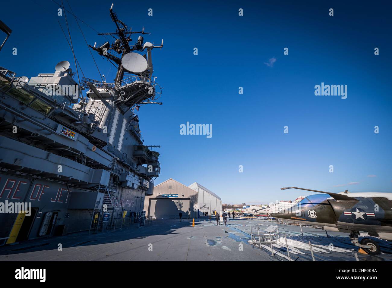 Vue d'un US Marines AV-8 Harrier V-STOL à côté de l'île sur le pont de vol de l'USS Intrepid, Intrepid Sea, Air and Space Museum, New York, NY, USA Banque D'Images