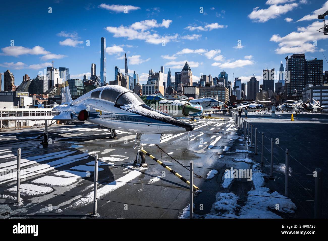 Vue d'un entraîneur de talon Northrop T-38 sur le pont de vol de l'USS Intrepid Sea, Air and Space Museum en face de l'horizon de Manhattan, New York, États-Unis Banque D'Images